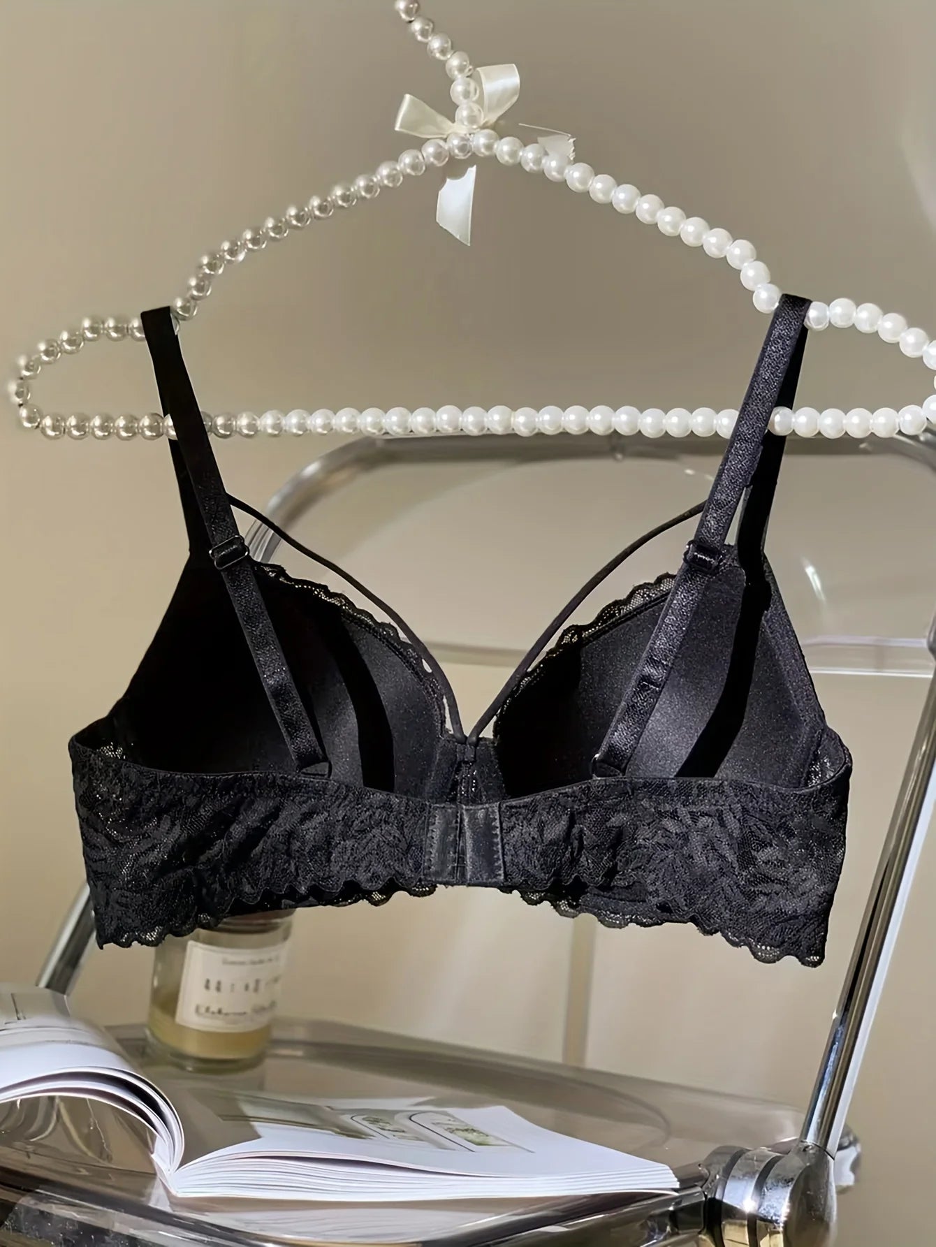 Contrasting lace push-up bras, comfortable and breathable cut-out bras, women's underwear